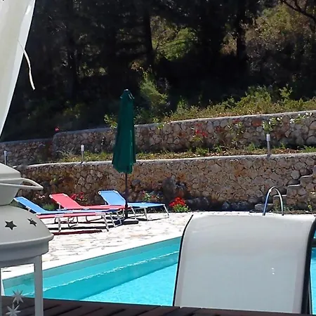 Mit Pool Und Majestaetischem Meerblick